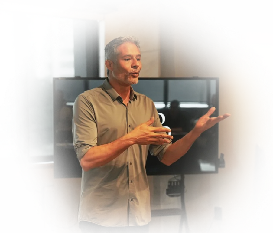 Luis Pollachini, consultor e mentor, conduzindo treinamento em empresa